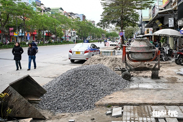 Mùa mua sắm cuối năm, tiểu thương Hà Nội ngán ngẩm vì vỉa hè bị đào xới